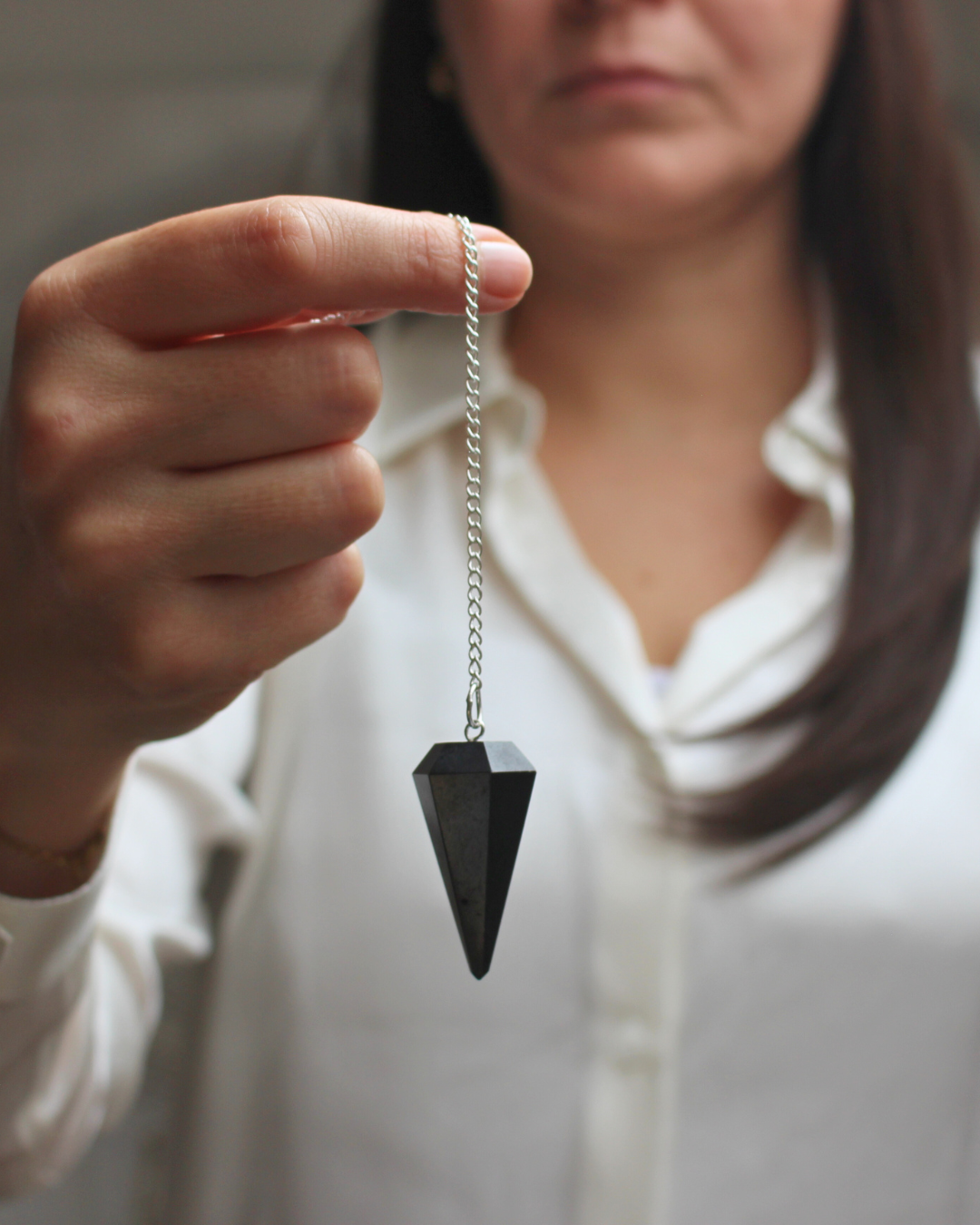 Sobre et puissant, le pendule hexagonal en onyx est un outil de radiesthésie particulièrement apprécié pour sa stabilité vibratoire et son énergie d’ancrage. Sa forme géométrique précise lui confère une excellente fluidité de mouvement, idéale pour des réponses claires et équilibrées.
