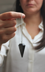 Sobre et puissant, le pendule hexagonal en onyx est un outil de radiesthésie particulièrement apprécié pour sa stabilité vibratoire et son énergie d’ancrage. Sa forme géométrique précise lui confère une excellente fluidité de mouvement, idéale pour des réponses claires et équilibrées.