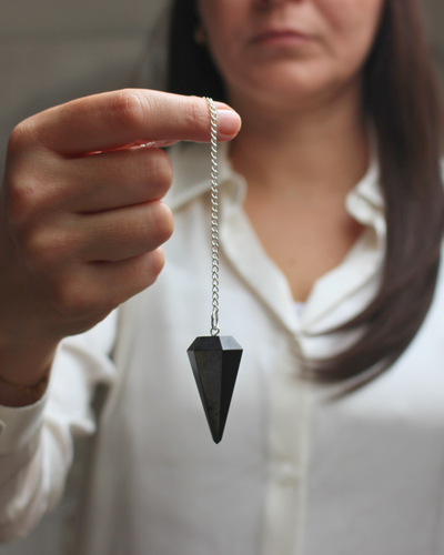 Sobre et puissant, le pendule hexagonal en onyx est un outil de radiesthésie particulièrement apprécié pour sa stabilité vibratoire et son énergie d’ancrage. Sa forme géométrique précise lui confère une excellente fluidité de mouvement, idéale pour des réponses claires et équilibrées.