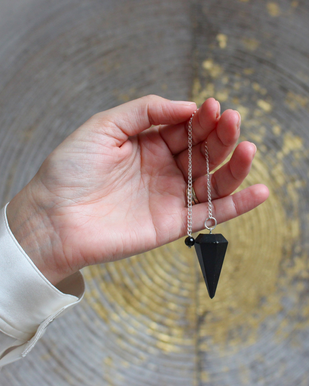Sobre et puissant, le pendule hexagonal en onyx est un outil de radiesthésie particulièrement apprécié pour sa stabilité vibratoire et son énergie d’ancrage. Sa forme géométrique précise lui confère une excellente fluidité de mouvement, idéale pour des réponses claires et équilibrées.