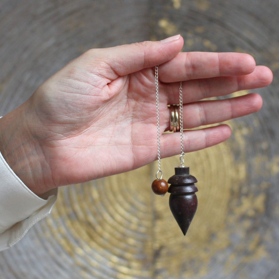 Le pendule Karnak en bois de rose Tipuana est un outil de radiesthésie à la fois léger, précis et sensible. Il est réputé pour sa grande réceptivité vibratoire.
Sa fabrication en bois naturel lui confère une énergie douce et neutre.
