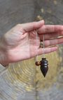 Le pendule Karnak en bois de rose Tipuana est un outil de radiesthésie à la fois léger, précis et sensible. Il est réputé pour sa grande réceptivité vibratoire.
Sa fabrication en bois naturel lui confère une énergie douce et neutre.
