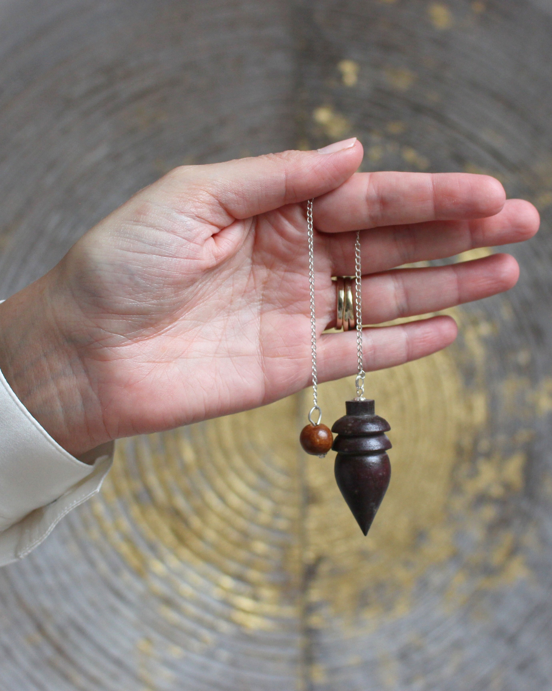Le pendule Karnak en bois de rose Tipuana est un outil de radiesthésie à la fois léger, précis et sensible. Il est réputé pour sa grande réceptivité vibratoire.
Sa fabrication en bois naturel lui confère une énergie douce et neutre.