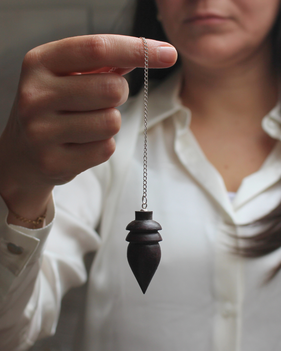 Le pendule Karnak en bois de rose Tipuana est un outil de radiesthésie à la fois léger, précis et sensible. Il est réputé pour sa grande réceptivité vibratoire.
Sa fabrication en bois naturel lui confère une énergie douce et neutre.