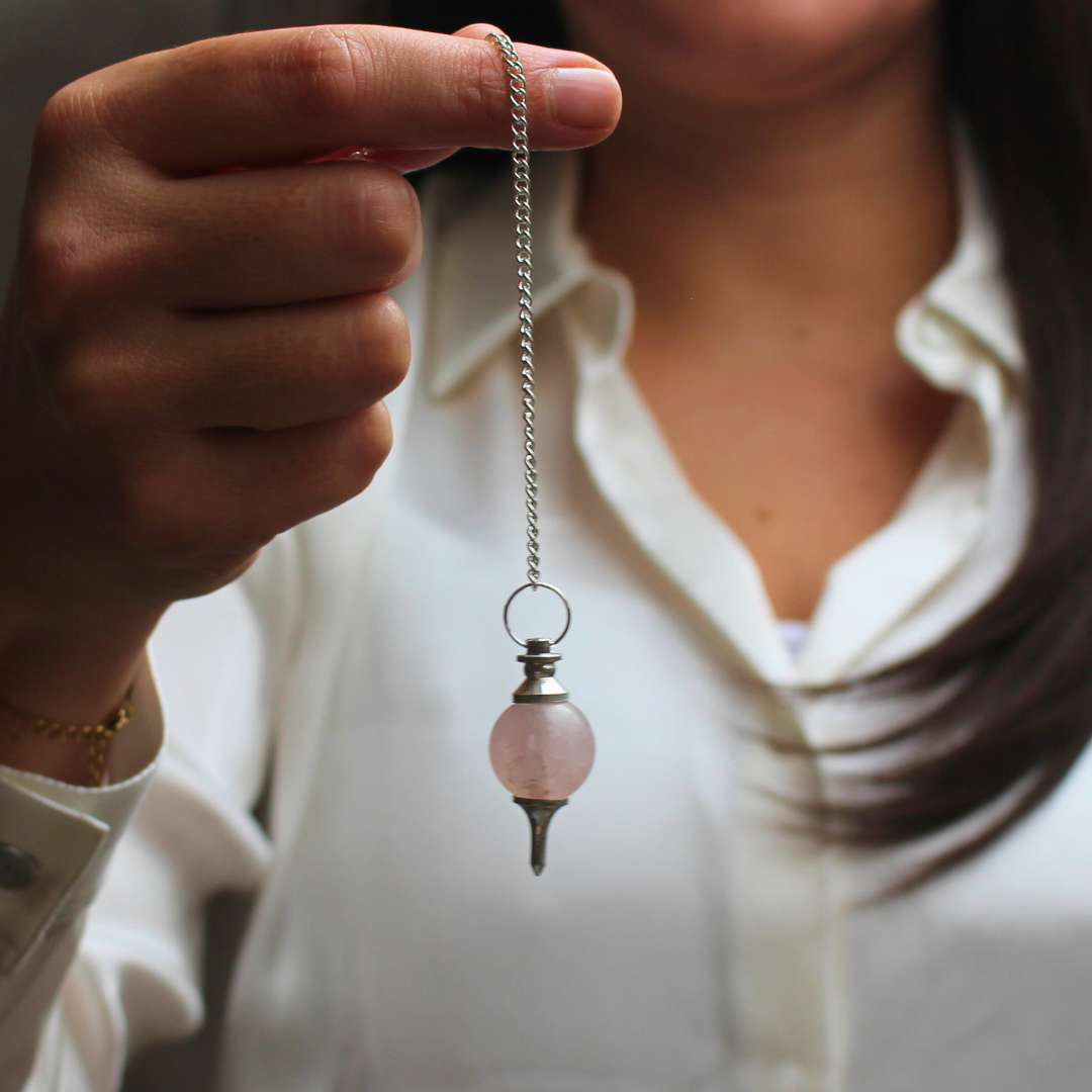 Alliant élégance et douceur énergétique, le pendule Mermet en quartz rose est un outil de radiesthésie à la fois précis et apaisant. Sa forme inspirée du célèbre modèle Mermet favorise la stabilité et la justesse des réponses.
