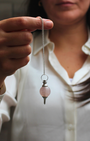 Alliant élégance et douceur énergétique, le pendule Mermet en quartz rose est un outil de radiesthésie à la fois précis et apaisant. Sa forme inspirée du célèbre modèle Mermet favorise la stabilité et la justesse des réponses.

