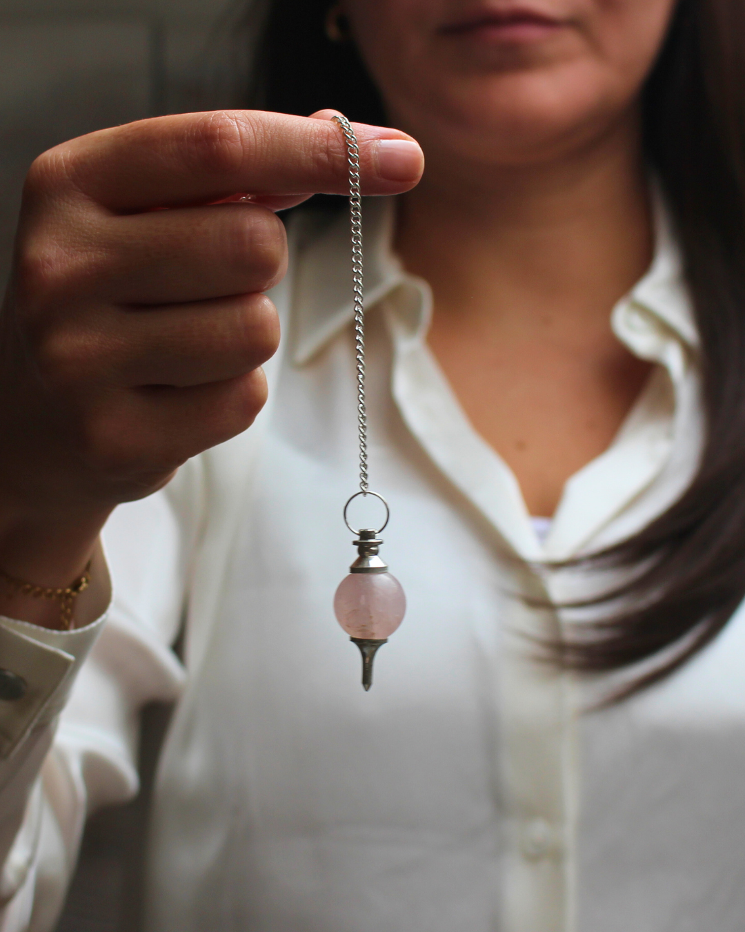 Alliant élégance et douceur énergétique, le pendule Mermet en quartz rose est un outil de radiesthésie à la fois précis et apaisant. Sa forme inspirée du célèbre modèle Mermet favorise la stabilité et la justesse des réponses.
