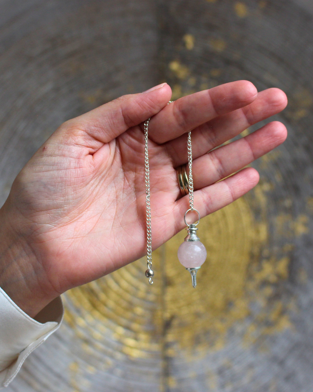 Alliant élégance et douceur énergétique, le pendule Mermet en quartz rose est un outil de radiesthésie à la fois précis et apaisant. Sa forme inspirée du célèbre modèle Mermet favorise la stabilité et la justesse des réponses.
