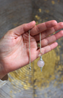 Alliant élégance et douceur énergétique, le pendule Mermet en quartz rose est un outil de radiesthésie à la fois précis et apaisant. Sa forme inspirée du célèbre modèle Mermet favorise la stabilité et la justesse des réponses.
