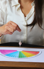 Alliant élégance et douceur énergétique, le pendule Mermet en quartz rose est un outil de radiesthésie à la fois précis et apaisant. Sa forme inspirée du célèbre modèle Mermet favorise la stabilité et la justesse des réponses.