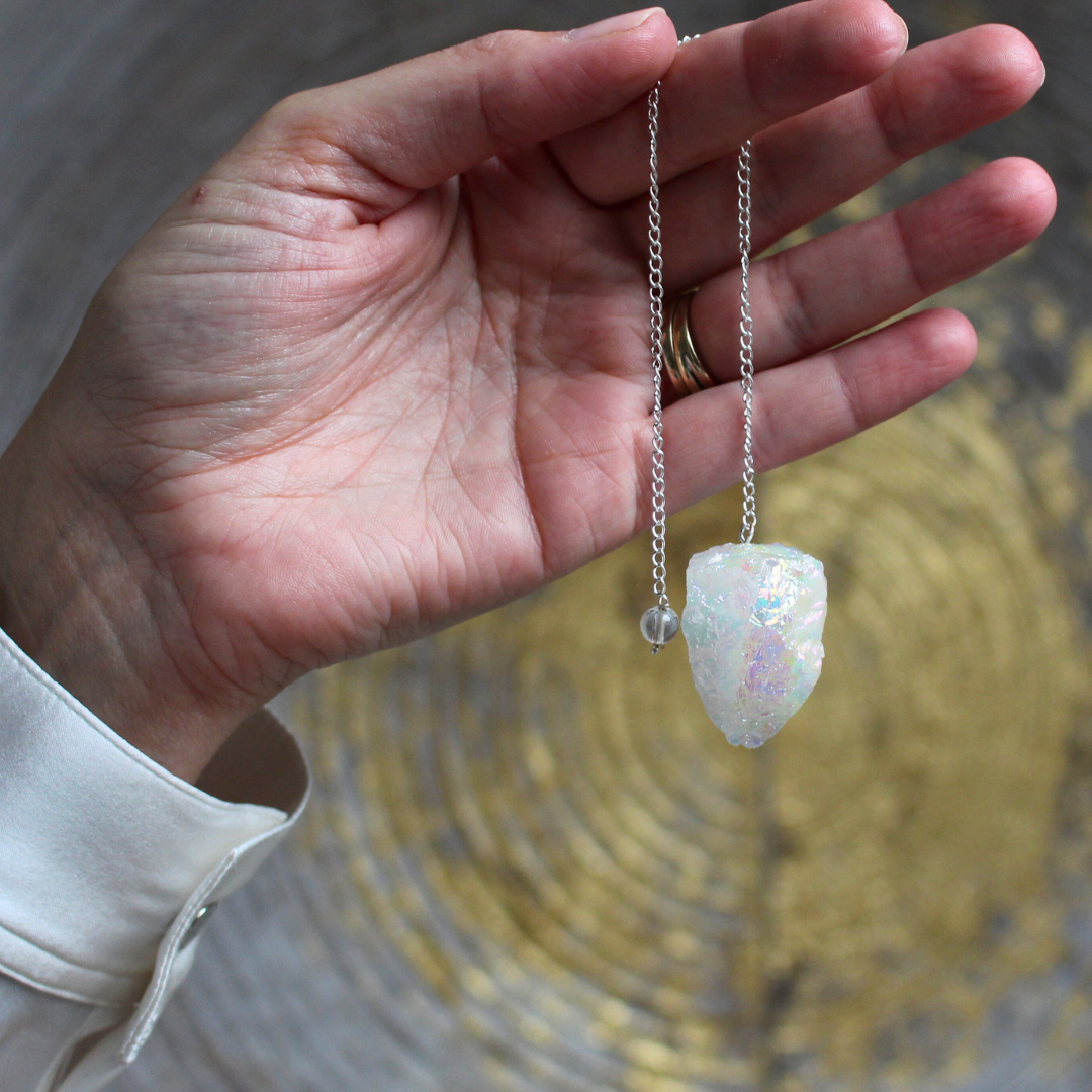 Élégant et lumineux, le pendule Aqua Aura blanc est un quartz traité à la vapeur de métaux précieux (platine ou argent) qui lui confèrent un éclat nacré aux reflets irisées.
Ce cristal est reconnu pour élever l’énergie spirituelle, favoriser la paix intérieure et faciliter la connexion avec les plans supérieurs, offrant un outil idéal pour la radiesthésie, la méditation et les soins énergétiques.