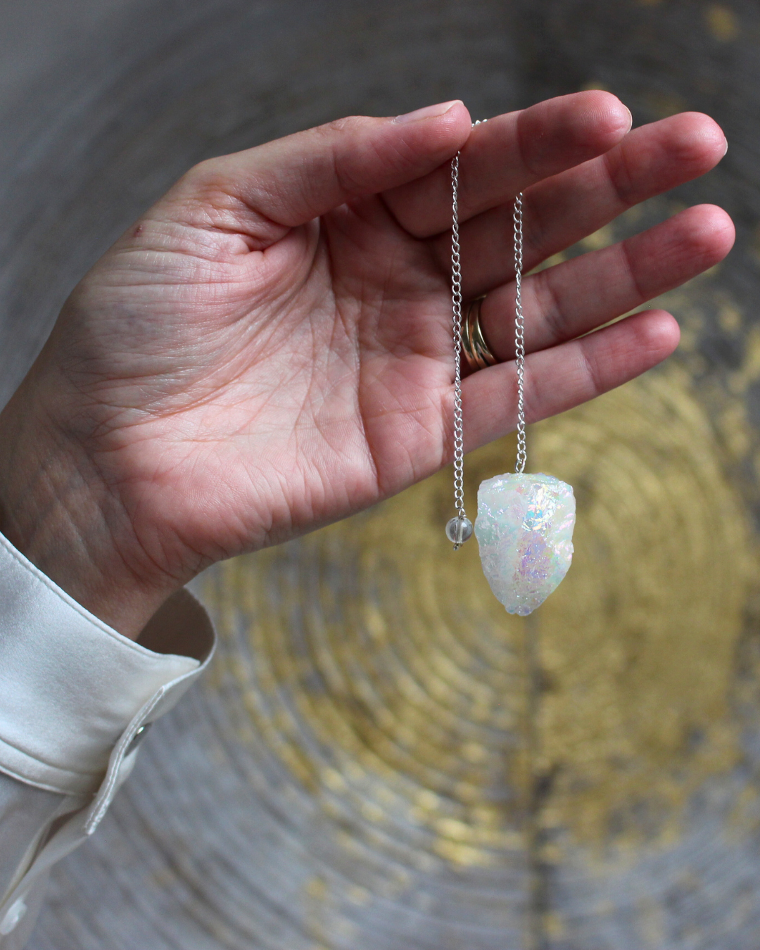 Élégant et lumineux, le pendule Aqua Aura blanc est un quartz traité à la vapeur de métaux précieux (platine ou argent) qui lui confèrent un éclat nacré aux reflets irisées.
Ce cristal est reconnu pour élever l’énergie spirituelle, favoriser la paix intérieure et faciliter la connexion avec les plans supérieurs, offrant un outil idéal pour la radiesthésie, la méditation et les soins énergétiques.