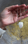 Élégant et lumineux, le pendule Aqua Aura blanc est un quartz traité à la vapeur de métaux précieux (platine ou argent) qui lui confèrent un éclat nacré aux reflets irisées.
Ce cristal est reconnu pour élever l’énergie spirituelle, favoriser la paix intérieure et faciliter la connexion avec les plans supérieurs, offrant un outil idéal pour la radiesthésie, la méditation et les soins énergétiques.