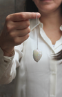 Élégant et lumineux, le pendule Aqua Aura blanc est un quartz traité à la vapeur de métaux précieux (platine ou argent) qui lui confèrent un éclat nacré aux reflets irisées.
Ce cristal est reconnu pour élever l’énergie spirituelle, favoriser la paix intérieure et faciliter la connexion avec les plans supérieurs, offrant un outil idéal pour la radiesthésie, la méditation et les soins énergétiques.