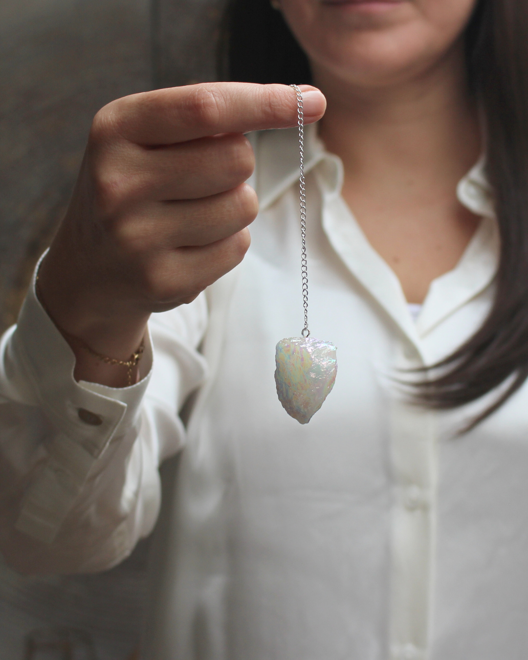 Élégant et lumineux, le pendule Aqua Aura blanc est un quartz traité à la vapeur de métaux précieux (platine ou argent) qui lui confèrent un éclat nacré aux reflets irisées.
Ce cristal est reconnu pour élever l’énergie spirituelle, favoriser la paix intérieure et faciliter la connexion avec les plans supérieurs, offrant un outil idéal pour la radiesthésie, la méditation et les soins énergétiques.