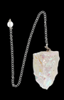 Élégant et lumineux, le pendule Aqua Aura blanc est un quartz traité à la vapeur de métaux précieux (platine ou argent) qui lui confèrent un éclat nacré aux reflets irisées.
Ce cristal est reconnu pour élever l’énergie spirituelle, favoriser la paix intérieure et faciliter la connexion avec les plans supérieurs, offrant un outil idéal pour la radiesthésie, la méditation et les soins énergétiques.