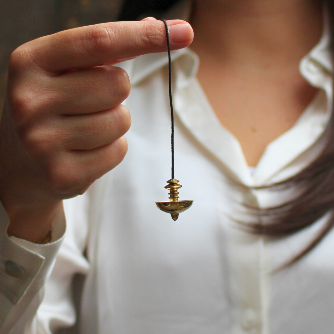 Ce pendule récepteur en bronze, à la forme de toupie élégante et équilibrée, est un outil d’une grande finesse vibratoire. Sa conception en bronze lui confère une excellente conductivité énergétique, tandis que sa forme arrondie favorise une rotation fluide et précise.
Idéal pour les travaux de réception énergétique et la radiesthésie.