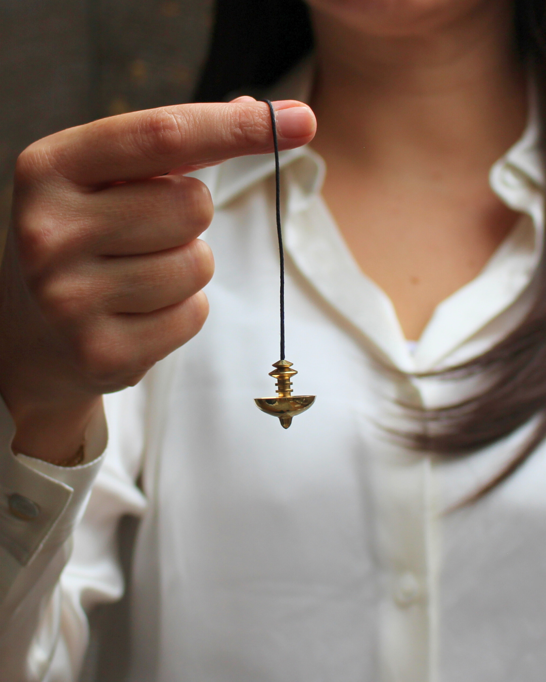Ce pendule récepteur en bronze, à la forme de toupie élégante et équilibrée, est un outil d’une grande finesse vibratoire. Sa conception en bronze lui confère une excellente conductivité énergétique, tandis que sa forme arrondie favorise une rotation fluide et précise.
Idéal pour les travaux de réception énergétique et la radiesthésie.