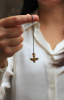 Ce pendule récepteur en bronze, à la forme de toupie élégante et équilibrée, est un outil d’une grande finesse vibratoire. Sa conception en bronze lui confère une excellente conductivité énergétique, tandis que sa forme arrondie favorise une rotation fluide et précise.
Idéal pour les travaux de réception énergétique et la radiesthésie.