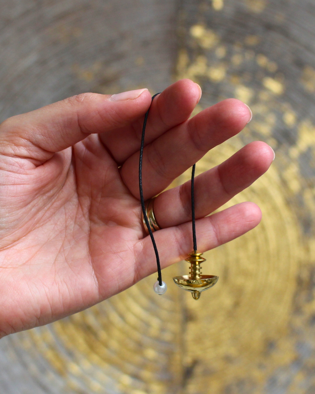 Ce pendule récepteur en bronze, à la forme de toupie élégante et équilibrée, est un outil d’une grande finesse vibratoire. Sa conception en bronze lui confère une excellente conductivité énergétique, tandis que sa forme arrondie favorise une rotation fluide et précise.
Idéal pour les travaux de réception énergétique et la radiesthésie.