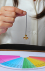 Ce pendule récepteur en bronze, à la forme de toupie élégante et équilibrée, est un outil d’une grande finesse vibratoire. Sa conception en bronze lui confère une excellente conductivité énergétique, tandis que sa forme arrondie favorise une rotation fluide et précise.
Idéal pour les travaux de réception énergétique et la radiesthésie.