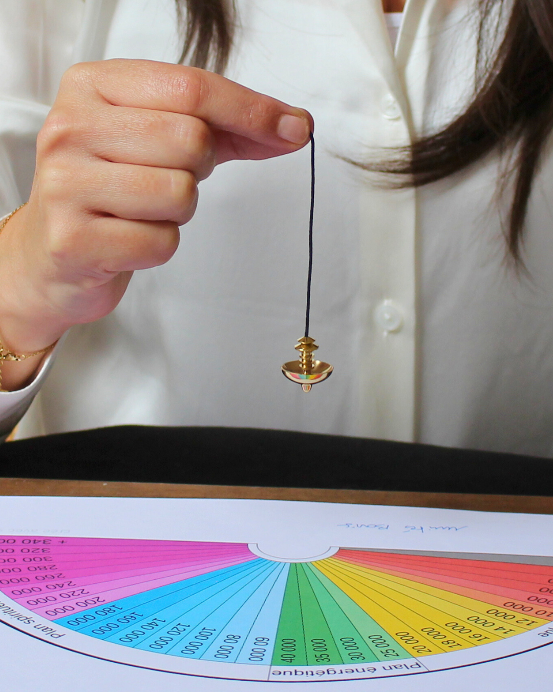 Ce pendule récepteur en bronze, à la forme de toupie élégante et équilibrée, est un outil d’une grande finesse vibratoire. Sa conception en bronze lui confère une excellente conductivité énergétique, tandis que sa forme arrondie favorise une rotation fluide et précise.
Idéal pour les travaux de réception énergétique et la radiesthésie.