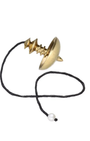 Ce pendule récepteur en bronze, à la forme de toupie élégante et équilibrée, est un outil d’une grande finesse vibratoire. Sa conception en bronze lui confère une excellente conductivité énergétique, tandis que sa forme arrondie favorise une rotation fluide et précise.
Idéal pour les travaux de réception énergétique et la radiesthésie.
