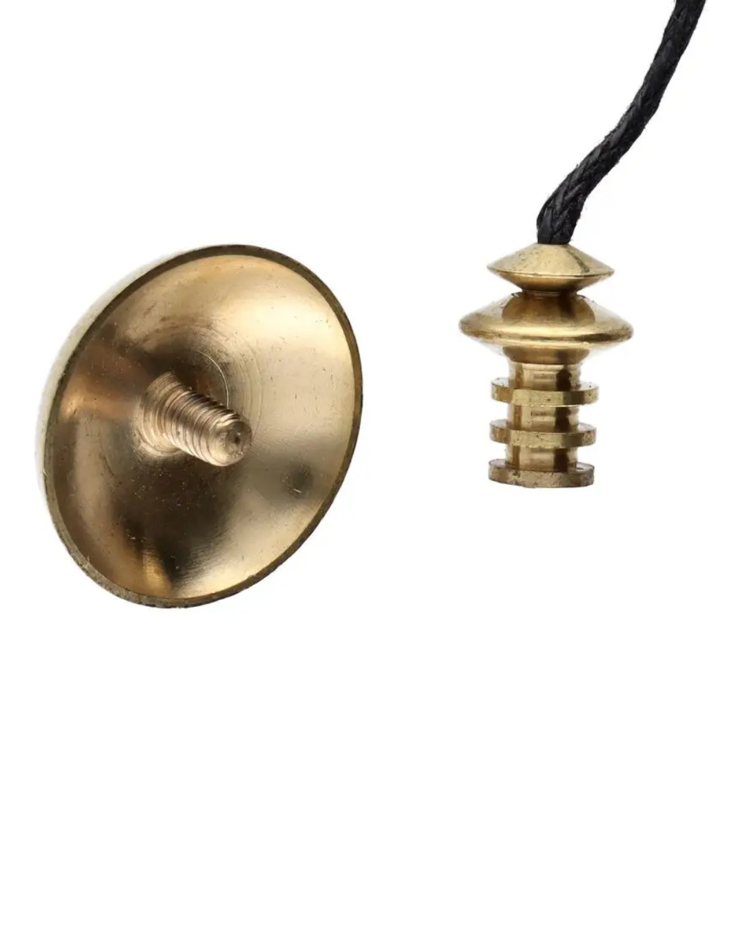 Ce pendule récepteur en bronze, à la forme de toupie élégante et équilibrée, est un outil d’une grande finesse vibratoire. Sa conception en bronze lui confère une excellente conductivité énergétique, tandis que sa forme arrondie favorise une rotation fluide et précise.
Idéal pour les travaux de réception énergétique et la radiesthésie.