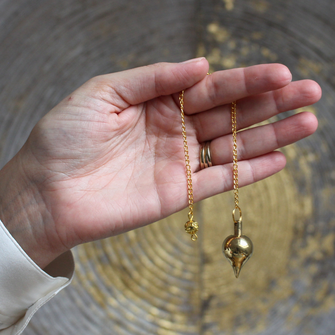 Véritable référence en radiesthésie, le pendule Mermet témoin en bronze est un modèle classique et polyvalent, prisé pour sa précision, sa stabilité vibratoire et sa fonction témoin ouvrante.
Sa forme goutte assure une excellente sensibilité aux ondes, tandis que la cavité interne permet d’y placer un témoin(photo, cheveu, huile, pierre, etc.) afin d’affiner les recherches énergétiques ou les soins à distance.