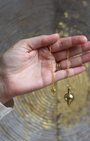 Véritable référence en radiesthésie, le pendule Mermet témoin en bronze est un modèle classique et polyvalent, prisé pour sa précision, sa stabilité vibratoire et sa fonction témoin ouvrante.
Sa forme goutte assure une excellente sensibilité aux ondes, tandis que la cavité interne permet d’y placer un témoin(photo, cheveu, huile, pierre, etc.) afin d’affiner les recherches énergétiques ou les soins à distance.
