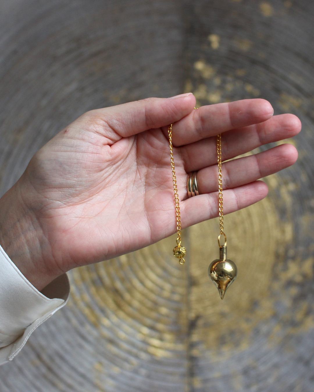 Véritable référence en radiesthésie, le pendule Mermet témoin en bronze est un modèle classique et polyvalent, prisé pour sa précision, sa stabilité vibratoire et sa fonction témoin ouvrante.
Sa forme goutte assure une excellente sensibilité aux ondes, tandis que la cavité interne permet d’y placer un témoin(photo, cheveu, huile, pierre, etc.) afin d’affiner les recherches énergétiques ou les soins à distance.