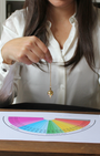 Véritable référence en radiesthésie, le pendule Mermet témoin en bronze est un modèle classique et polyvalent, prisé pour sa précision, sa stabilité vibratoire et sa fonction témoin ouvrante.
Sa forme goutte assure une excellente sensibilité aux ondes, tandis que la cavité interne permet d’y placer un témoin(photo, cheveu, huile, pierre, etc.) afin d’affiner les recherches énergétiques ou les soins à distance.