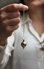 Véritable référence en radiesthésie, le pendule Mermet témoin en bronze est un modèle classique et polyvalent, prisé pour sa précision, sa stabilité vibratoire et sa fonction témoin ouvrante.
Sa forme goutte assure une excellente sensibilité aux ondes, tandis que la cavité interne permet d’y placer un témoin(photo, cheveu, huile, pierre, etc.) afin d’affiner les recherches énergétiques ou les soins à distance.