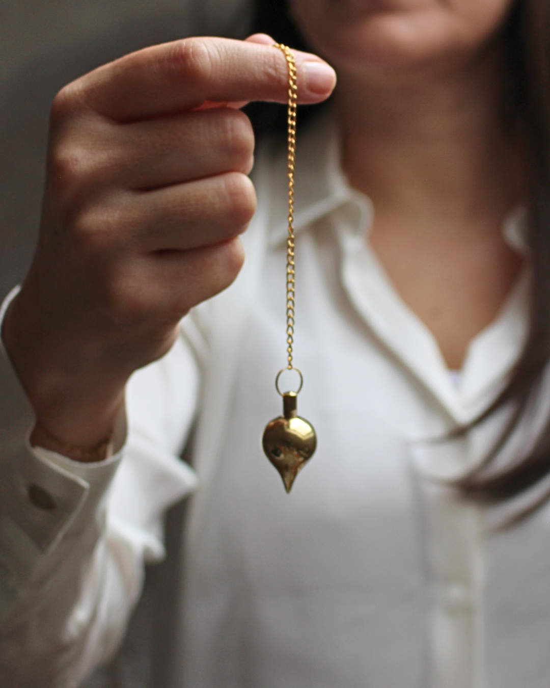 Véritable référence en radiesthésie, le pendule Mermet témoin en bronze est un modèle classique et polyvalent, prisé pour sa précision, sa stabilité vibratoire et sa fonction témoin ouvrante.
Sa forme goutte assure une excellente sensibilité aux ondes, tandis que la cavité interne permet d’y placer un témoin(photo, cheveu, huile, pierre, etc.) afin d’affiner les recherches énergétiques ou les soins à distance.