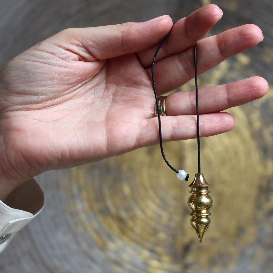 Solide, précis et d’une grande sensibilité, le pendule témoin en bronze est un outil de radiesthésie incontournable.
Sa conception ouvrante permet d’y placer un témoin (cheveu, photo, huile, pierre, etc.), afin d’affiner les recherches et les travaux énergétiques.
Alliant la puissance du métal et la finesse vibratoire du bronze, il offre une excellente réceptivité et une stabilité remarquable.