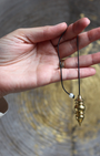 Solide, précis et d’une grande sensibilité, le pendule témoin en bronze est un outil de radiesthésie incontournable.
Sa conception ouvrante permet d’y placer un témoin (cheveu, photo, huile, pierre, etc.), afin d’affiner les recherches et les travaux énergétiques.
Alliant la puissance du métal et la finesse vibratoire du bronze, il offre une excellente réceptivité et une stabilité remarquable.