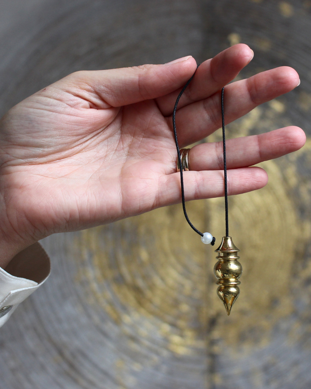 Solide, précis et d’une grande sensibilité, le pendule témoin en bronze est un outil de radiesthésie incontournable.
Sa conception ouvrante permet d’y placer un témoin (cheveu, photo, huile, pierre, etc.), afin d’affiner les recherches et les travaux énergétiques.
Alliant la puissance du métal et la finesse vibratoire du bronze, il offre une excellente réceptivité et une stabilité remarquable.