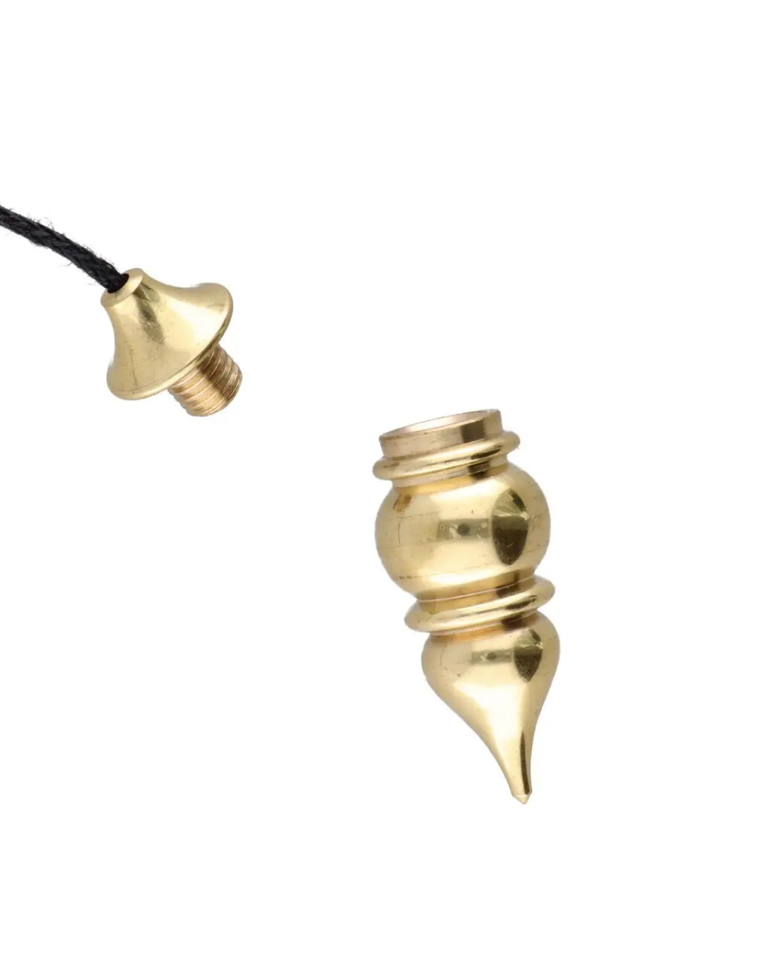 Solide, précis et d’une grande sensibilité, le pendule témoin en bronze est un outil de radiesthésie incontournable.
Sa conception ouvrante permet d’y placer un témoin (cheveu, photo, huile, pierre, etc.), afin d’affiner les recherches et les travaux énergétiques.
Alliant la puissance du métal et la finesse vibratoire du bronze, il offre une excellente réceptivité et une stabilité remarquable.