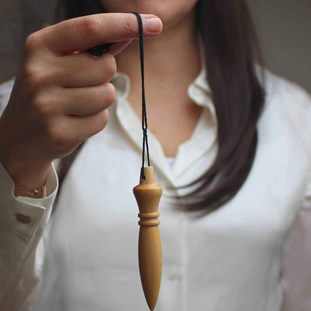Inspiré des modèles anciens retrouvés dans les tombeaux égyptiens, ce pendule Égyptien en bois de buis allie esthétique, puissance et précision. Fabriqué en buis, il est particulièrement agréable à manier que ce soit pour l’émission ou la réception d’énergies.