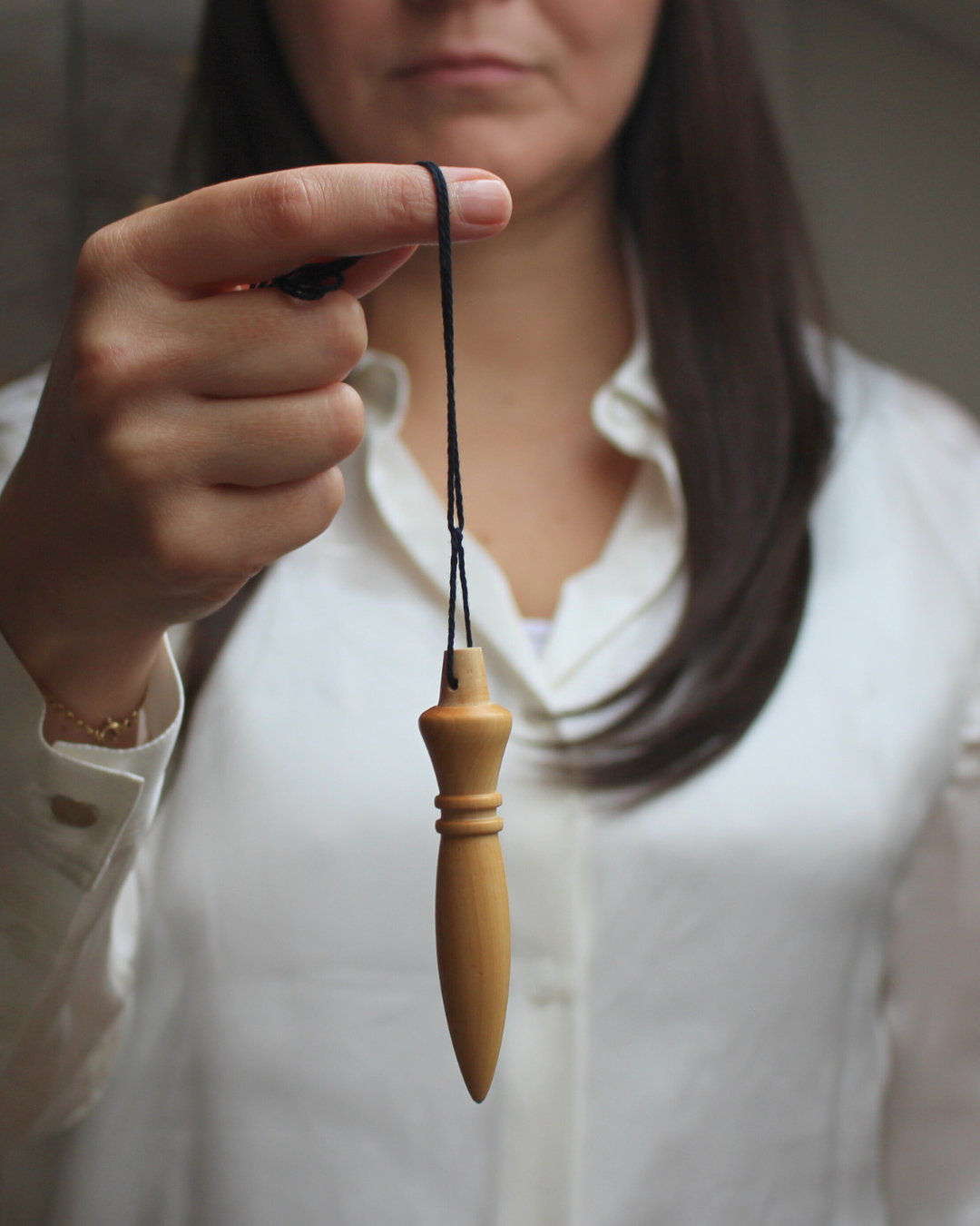 Inspiré des modèles anciens retrouvés dans les tombeaux égyptiens, ce pendule Égyptien en bois de buis allie esthétique, puissance et précision. Fabriqué en buis, il est particulièrement agréable à manier que ce soit pour l’émission ou la réception d’énergies.