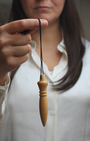 Inspiré des modèles anciens retrouvés dans les tombeaux égyptiens, ce pendule Égyptien en bois de buis allie esthétique, puissance et précision. Fabriqué en buis, il est particulièrement agréable à manier que ce soit pour l’émission ou la réception d’énergies.