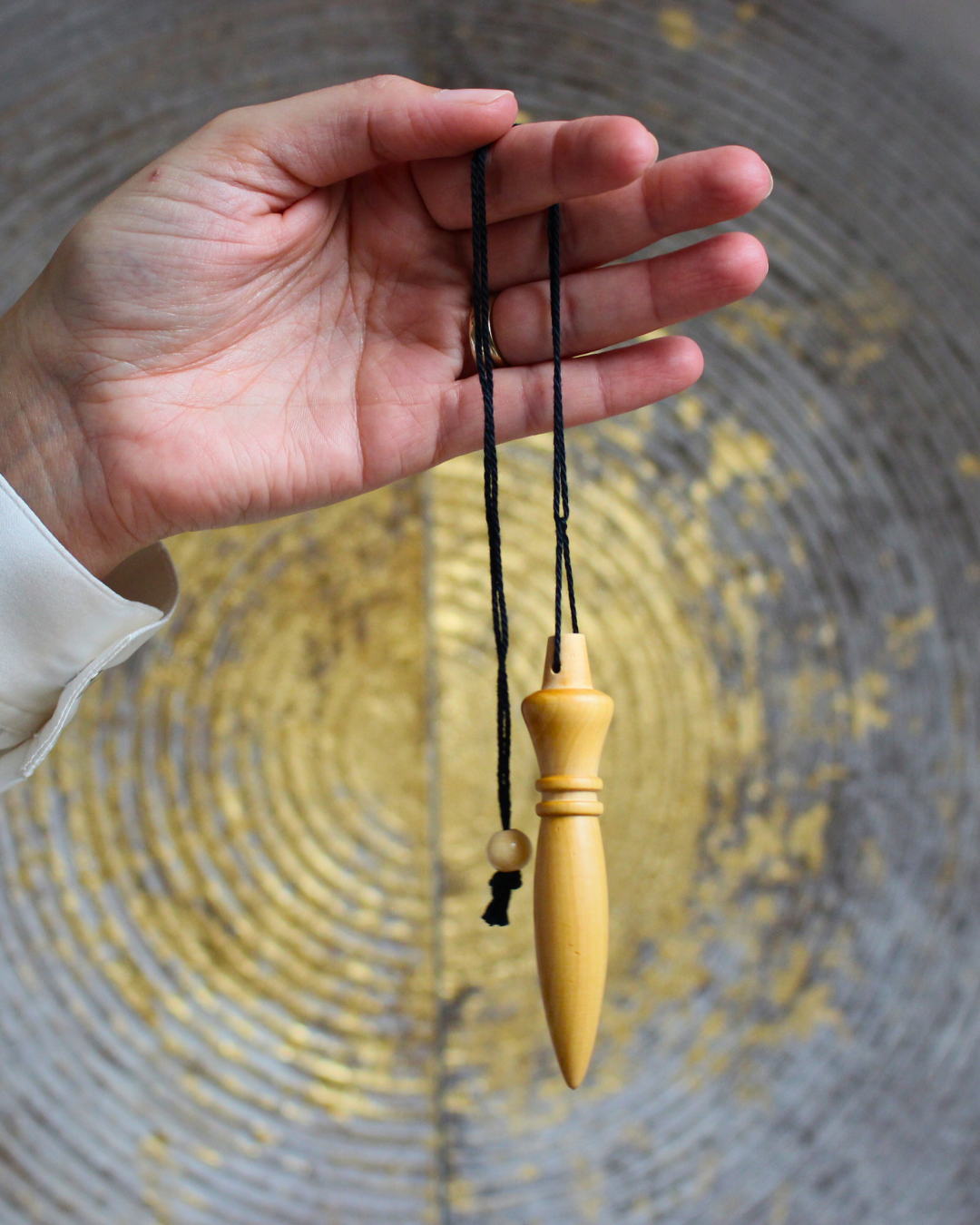 Inspiré des modèles anciens retrouvés dans les tombeaux égyptiens, ce pendule Égyptien en bois de buis allie esthétique, puissance et précision. Fabriqué en buis, il est particulièrement agréable à manier que ce soit pour l’émission ou la réception d’énergies.