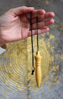 Inspiré des modèles anciens retrouvés dans les tombeaux égyptiens, ce pendule Égyptien en bois de buis allie esthétique, puissance et précision. Fabriqué en buis, il est particulièrement agréable à manier que ce soit pour l’émission ou la réception d’énergies.