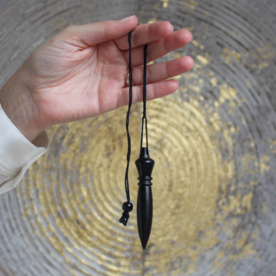 Inspiré des modèles anciens retrouvés dans les tombeaux égyptiens, ce pendule Égyptien en bois noir allie esthétique, puissance et précision. Fabriqué en buis, il est particulièrement agréable à manier que ce soit pour l’émission ou la réception d’énergies. Le pendule égyptien est reconnu pour sa vibration universelle; il émet et capte avec la même efficacité.