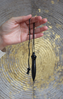 Inspiré des modèles anciens retrouvés dans les tombeaux égyptiens, ce pendule Égyptien en bois noir allie esthétique, puissance et précision. Fabriqué en buis, il est particulièrement agréable à manier que ce soit pour l’émission ou la réception d’énergies. Le pendule égyptien est reconnu pour sa vibration universelle; il émet et capte avec la même efficacité.