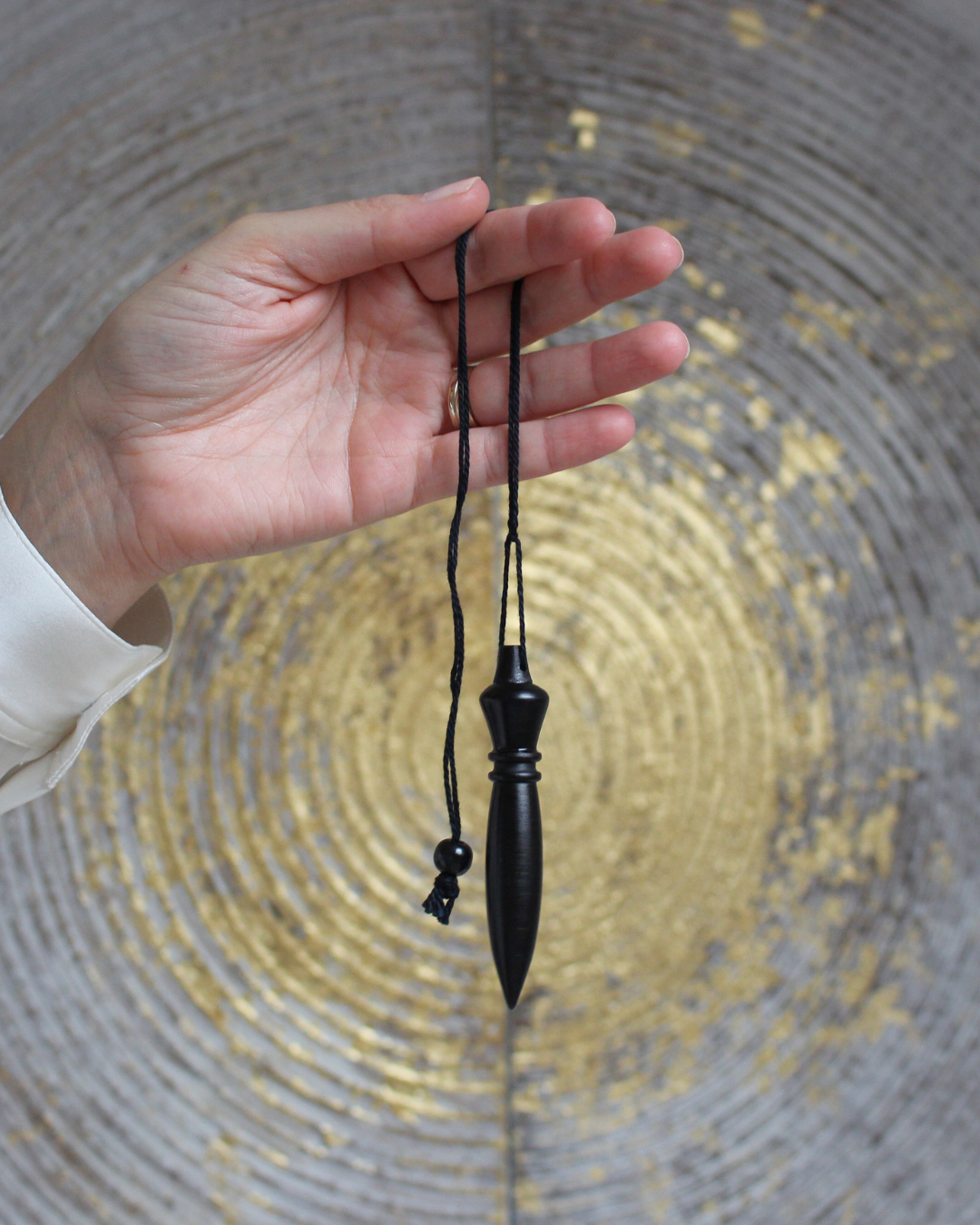 Inspiré des modèles anciens retrouvés dans les tombeaux égyptiens, ce pendule Égyptien en bois noir allie esthétique, puissance et précision. Fabriqué en buis, il est particulièrement agréable à manier que ce soit pour l’émission ou la réception d’énergies. Le pendule égyptien est reconnu pour sa vibration universelle; il émet et capte avec la même efficacité.