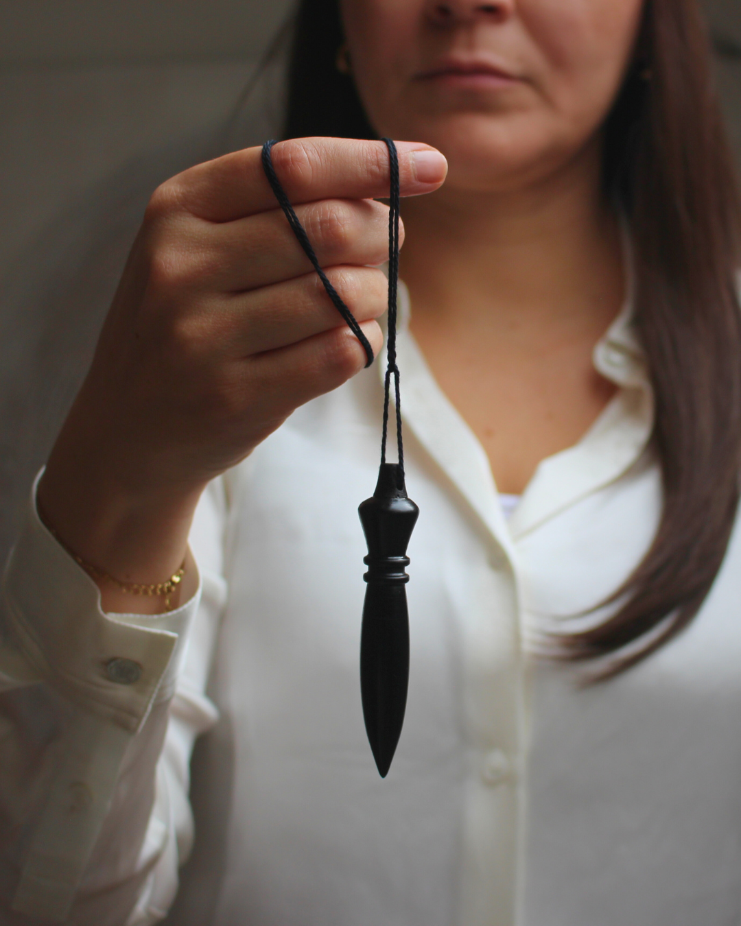 Inspiré des modèles anciens retrouvés dans les tombeaux égyptiens, ce pendule Égyptien en bois noir allie esthétique, puissance et précision. Fabriqué en buis, il est particulièrement agréable à manier que ce soit pour l’émission ou la réception d’énergies. Le pendule égyptien est reconnu pour sa vibration universelle; il émet et capte avec la même efficacité.