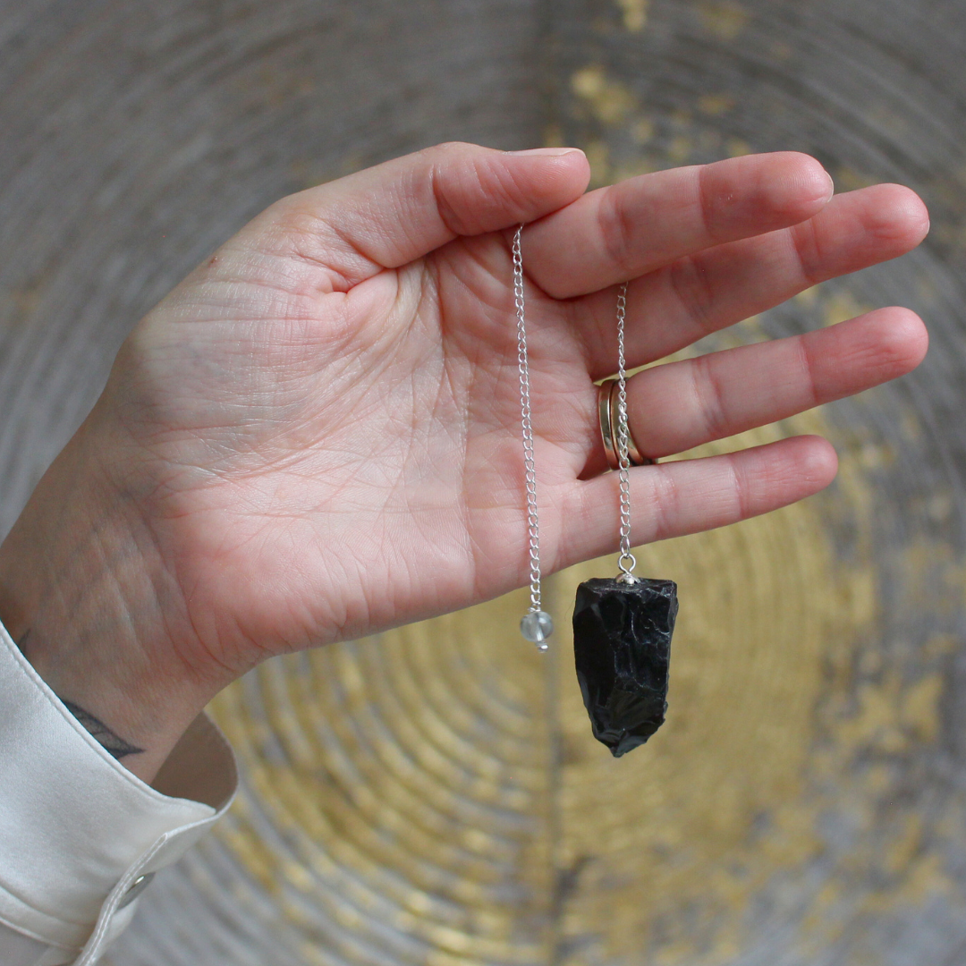 Puissant et authentique, le pendule en obsidienne brute est un outil de radiesthésie profondément ancré dans l’énergie  de la vérité et de la protection. Sa texture naturelle, non polie, renforce la connexion directe avec les énergies telluriques.