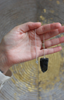 Puissant et authentique, le pendule en obsidienne brute est un outil de radiesthésie profondément ancré dans l’énergie  de la vérité et de la protection. Sa texture naturelle, non polie, renforce la connexion directe avec les énergies telluriques.