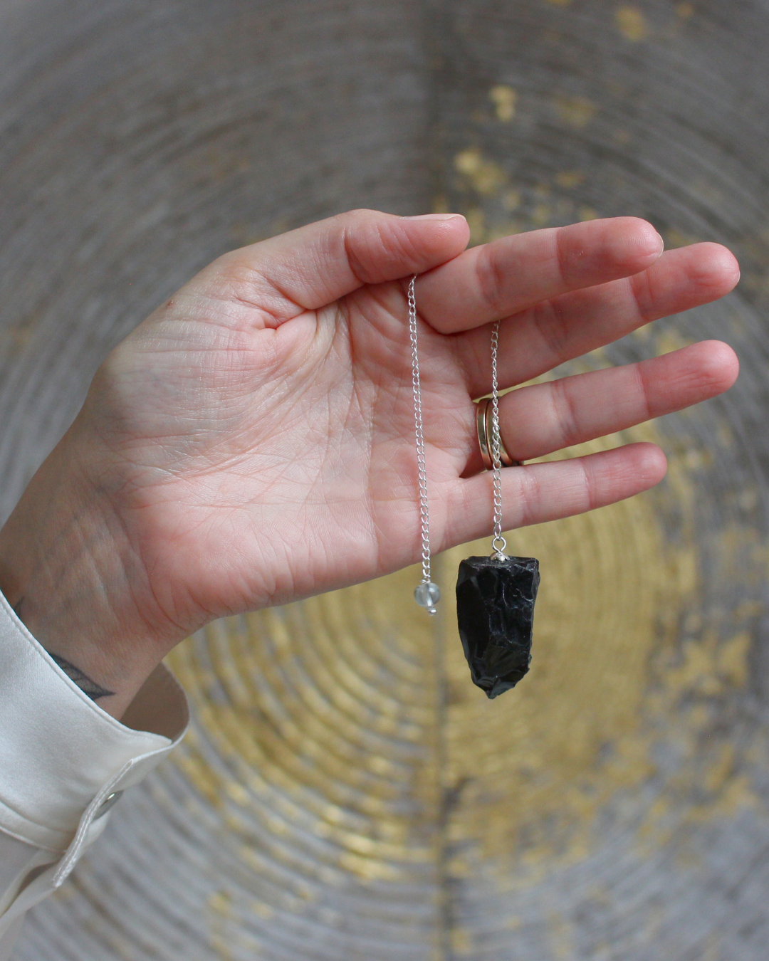 Puissant et authentique, le pendule en obsidienne brute est un outil de radiesthésie profondément ancré dans l’énergie  de la vérité et de la protection. Sa texture naturelle, non polie, renforce la connexion directe avec les énergies telluriques.